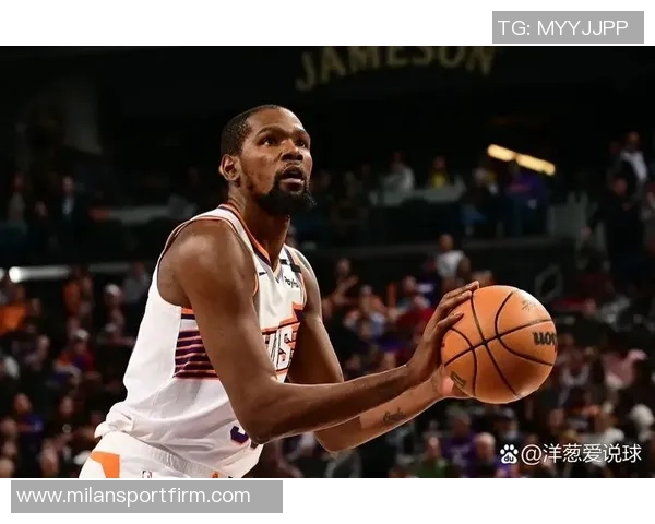 杜兰特三节表现抢眼15投8中贡献22分5篮板1助攻2盖帽第三节状态略有下滑